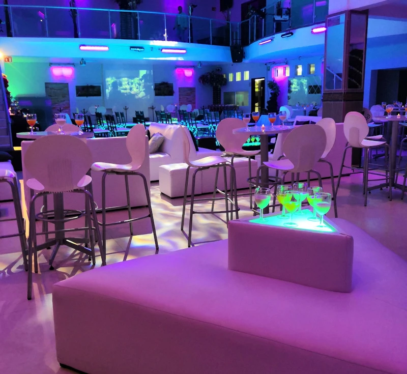 Área lounge de Party Hills Lounge con iluminación ambiental