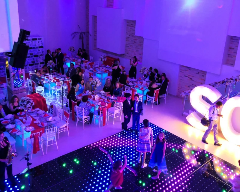 Salón Party Hills Lounge iluminado durante un evento